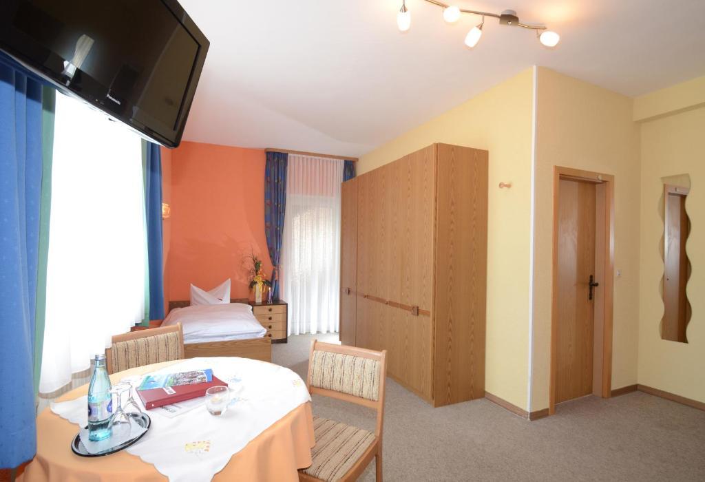 Gasthof Zur Post Hotel Und Parkplatz Vohenstrauss Ruang foto