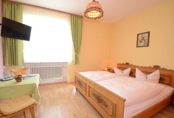 Gasthof Zur Post Hotel Und Parkplatz Vohenstrauss Bagian luar foto